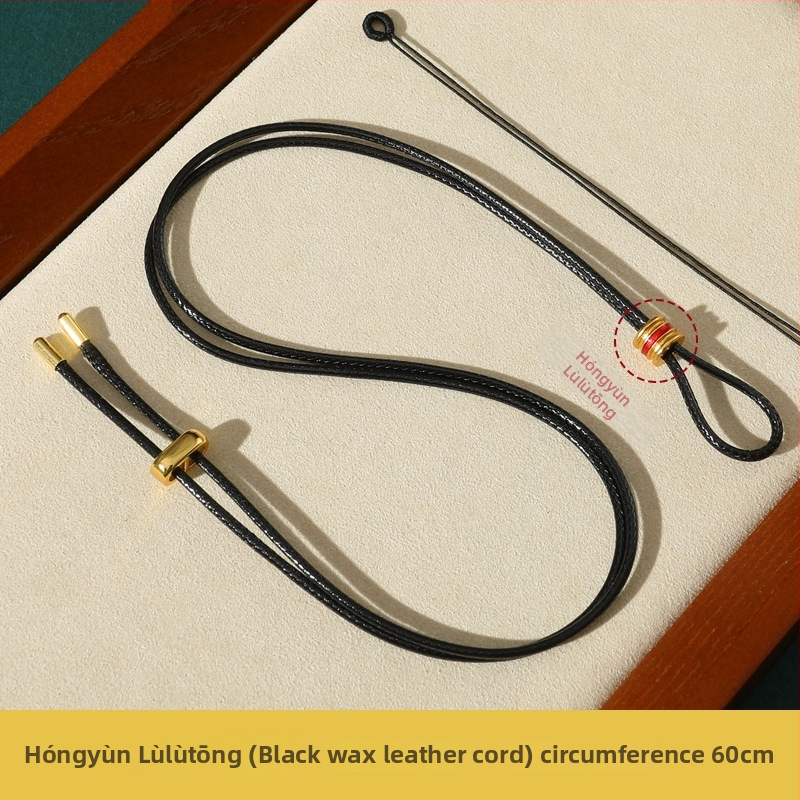 Rankų mezginiai jadeito pakabukas su virvele, su aštuonių lobynų kompasu, taikos motyvu ir moliūgo akcentu (Kilmė: Lianyungang; Medžiaga: medvilnė ir linas; Apdorojimas: rankinis mezginys)