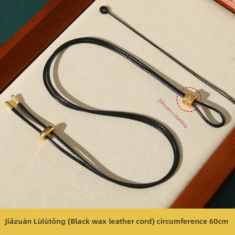 Rankų mezginiai jadeito pakabukas su virvele, su aštuonių lobynų kompasu, taikos motyvu ir moliūgo akcentu (Kilmė: Lianyungang; Medžiaga: medvilnė ir linas; Apdorojimas: rankinis mezginys)