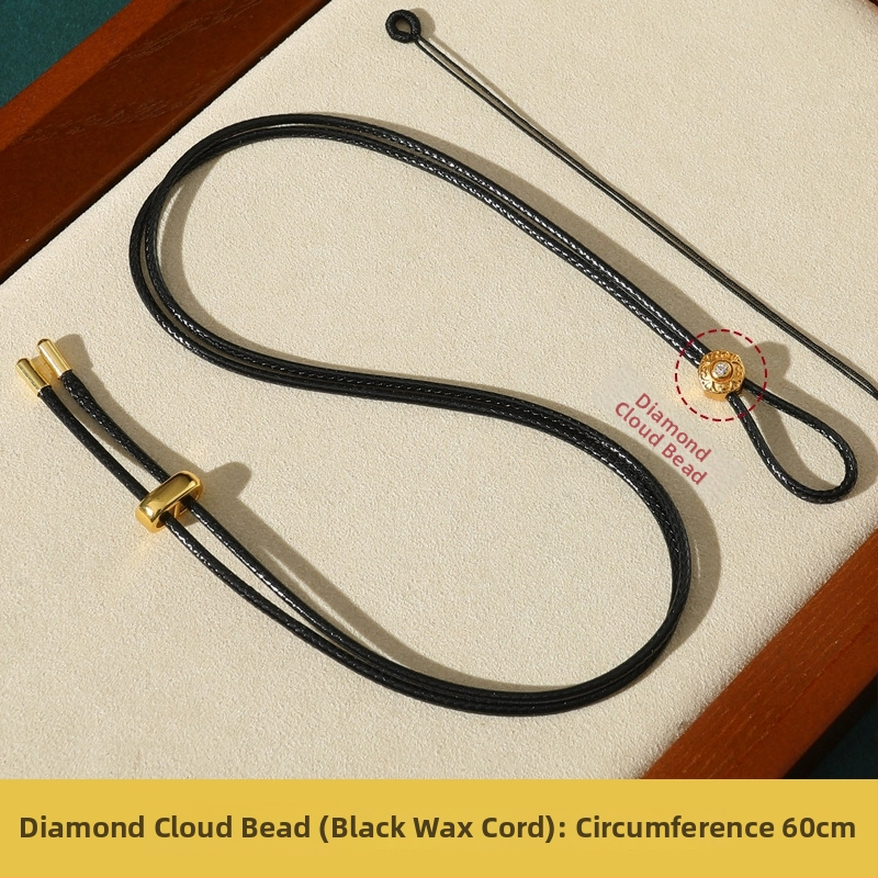 Rankų mezginiai jadeito pakabukas su virvele, su aštuonių lobynų kompasu, taikos motyvu ir moliūgo akcentu (Kilmė: Lianyungang; Medžiaga: medvilnė ir linas; Apdorojimas: rankinis mezginys)