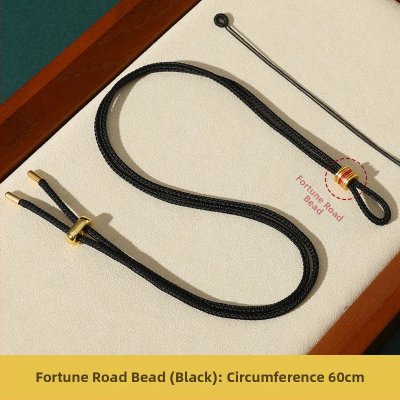 Rankų mezginiai jadeito pakabukas su virvele, su aštuonių lobynų kompasu, taikos motyvu ir moliūgo akcentu (Kilmė: Lianyungang; Medžiaga: medvilnė ir linas; Apdorojimas: rankinis mezginys)