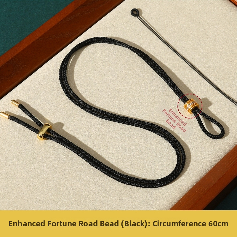 Rankų mezginiai jadeito pakabukas su virvele, su aštuonių lobynų kompasu, taikos motyvu ir moliūgo akcentu (Kilmė: Lianyungang; Medžiaga: medvilnė ir linas; Apdorojimas: rankinis mezginys)