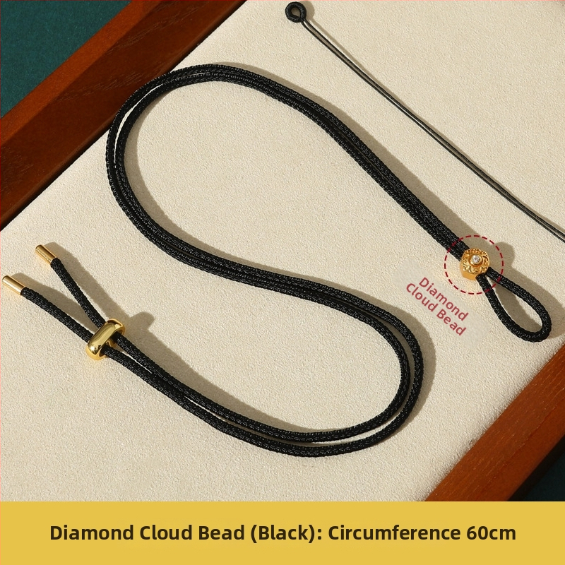 Rankų mezginiai jadeito pakabukas su virvele, su aštuonių lobynų kompasu, taikos motyvu ir moliūgo akcentu (Kilmė: Lianyungang; Medžiaga: medvilnė ir linas; Apdorojimas: rankinis mezginys)