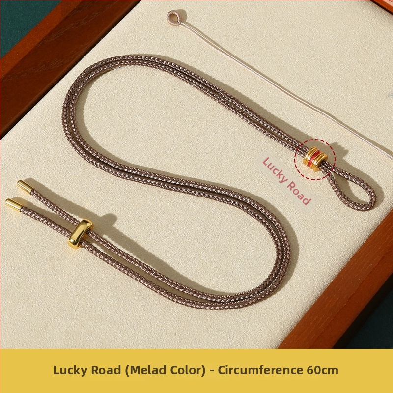 Rankų mezginiai jadeito pakabukas su virvele, su aštuonių lobynų kompasu, taikos motyvu ir moliūgo akcentu (Kilmė: Lianyungang; Medžiaga: medvilnė ir linas; Apdorojimas: rankinis mezginys)