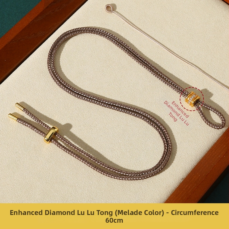 Rankų mezginiai jadeito pakabukas su virvele, su aštuonių lobynų kompasu, taikos motyvu ir moliūgo akcentu (Kilmė: Lianyungang; Medžiaga: medvilnė ir linas; Apdorojimas: rankinis mezginys)