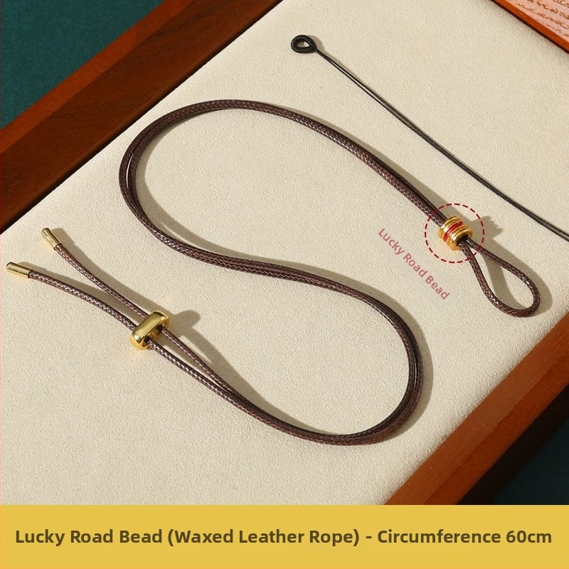 Rankų mezginiai jadeito pakabukas su virvele, su aštuonių lobynų kompasu, taikos motyvu ir moliūgo akcentu (Kilmė: Lianyungang; Medžiaga: medvilnė ir linas; Apdorojimas: rankinis mezginys)