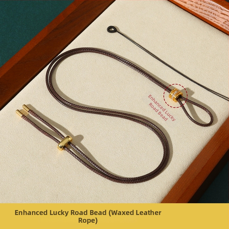 Rankų mezginiai jadeito pakabukas su virvele, su aštuonių lobynų kompasu, taikos motyvu ir moliūgo akcentu (Kilmė: Lianyungang; Medžiaga: medvilnė ir linas; Apdorojimas: rankinis mezginys)