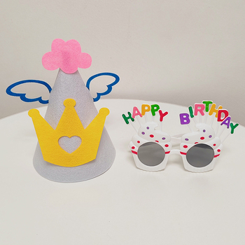 Vaikų gimtadienio skrybėlė iš filco – šventinis stilius, rekvizitai vietos dekoracijai