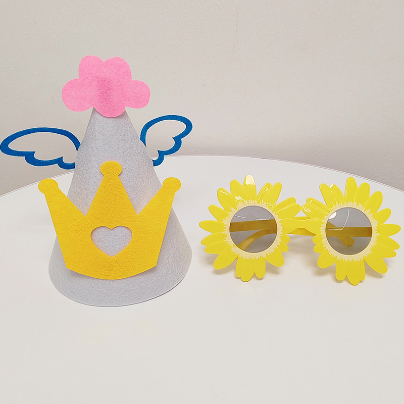 Vaikų gimtadienio skrybėlė iš filco – šventinis stilius, rekvizitai vietos dekoracijai