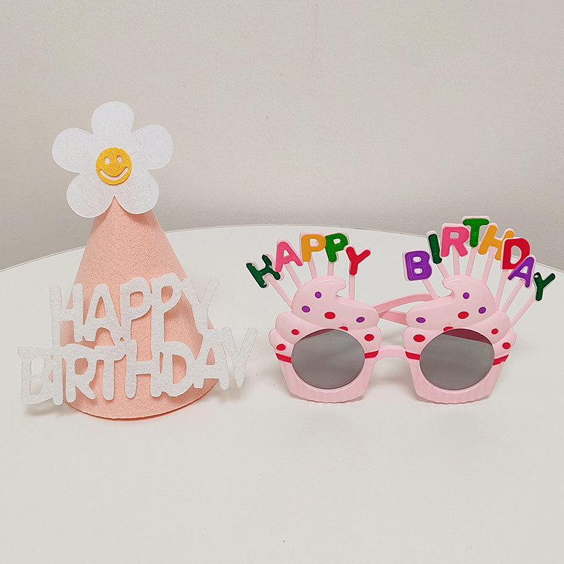 Vaikų gimtadienio skrybėlė iš filco – šventinis stilius, rekvizitai vietos dekoracijai