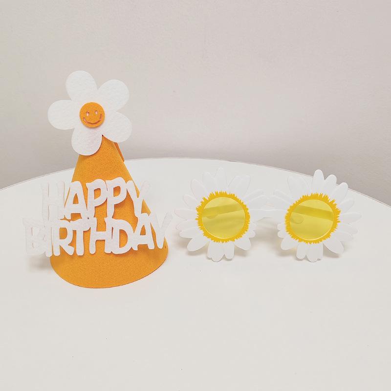 Vaikų gimtadienio skrybėlė iš filco – šventinis stilius, rekvizitai vietos dekoracijai