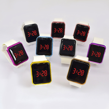 LED digitaalne kell ristkülikukujulise dialiga, numbriline ekraan, PU-rihm, plastikust korpus, peidetud pandla