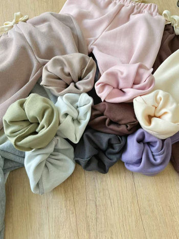 Vaikų medvilninės ilgos kelnės su švelniu plovimu – unisex, švelni apdaila, vidutinio pločio juosta su elastiku, 85% medvilnė