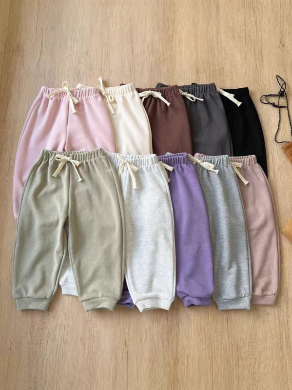 Vaikų medvilninės ilgos kelnės su švelniu plovimu – unisex, švelni apdaila, vidutinio pločio juosta su elastiku, 85% medvilnė