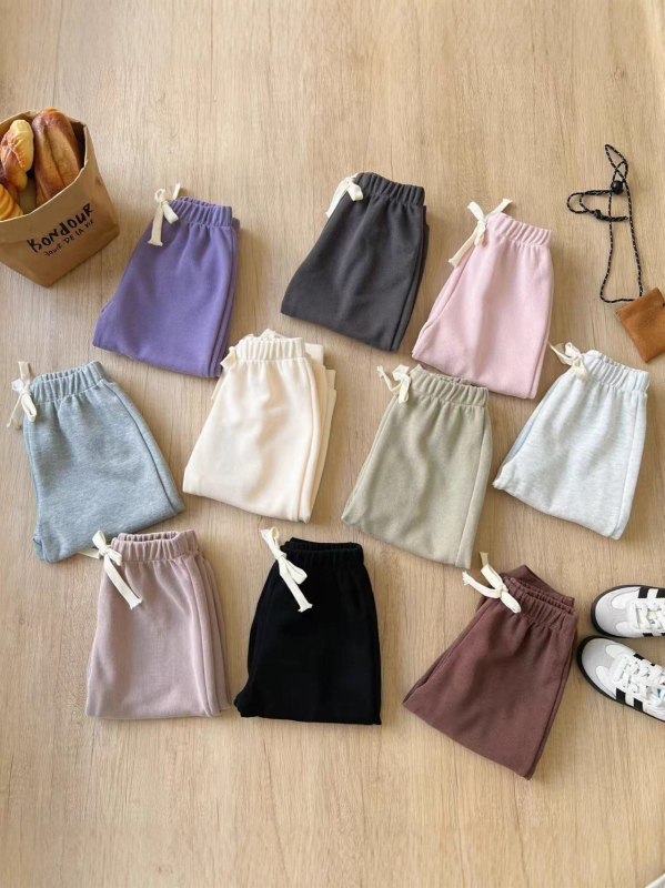 Vaikų medvilninės ilgos kelnės su švelniu plovimu – unisex, švelni apdaila, vidutinio pločio juosta su elastiku, 85% medvilnė