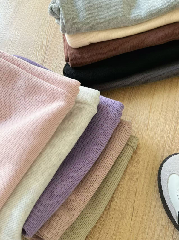 Vaikų medvilninės ilgos kelnės su švelniu plovimu – unisex, švelni apdaila, vidutinio pločio juosta su elastiku, 85% medvilnė