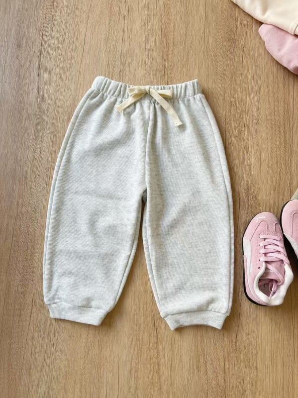 Vaikų medvilninės ilgos kelnės su švelniu plovimu – unisex, švelni apdaila, vidutinio pločio juosta su elastiku, 85% medvilnė