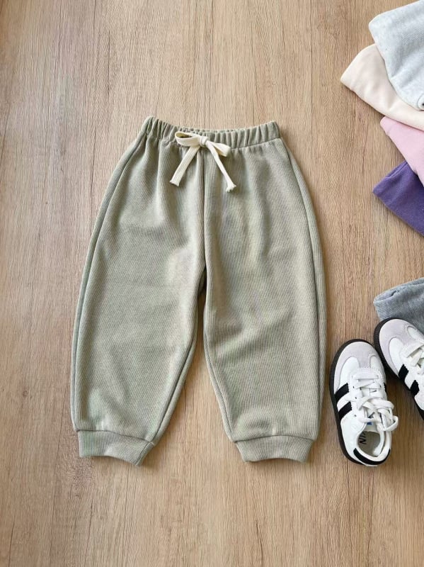 Vaikų medvilninės ilgos kelnės su švelniu plovimu – unisex, švelni apdaila, vidutinio pločio juosta su elastiku, 85% medvilnė