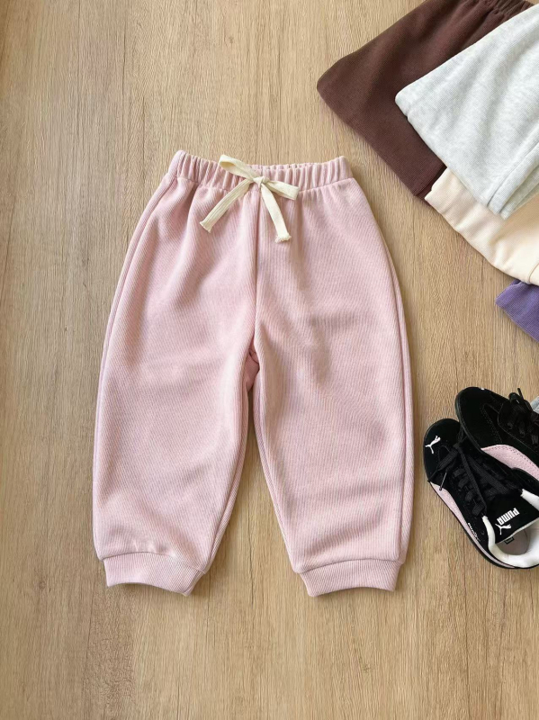 Vaikų medvilninės ilgos kelnės su švelniu plovimu – unisex, švelni apdaila, vidutinio pločio juosta su elastiku, 85% medvilnė