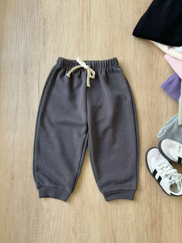 Vaikų medvilninės ilgos kelnės su švelniu plovimu – unisex, švelni apdaila, vidutinio pločio juosta su elastiku, 85% medvilnė