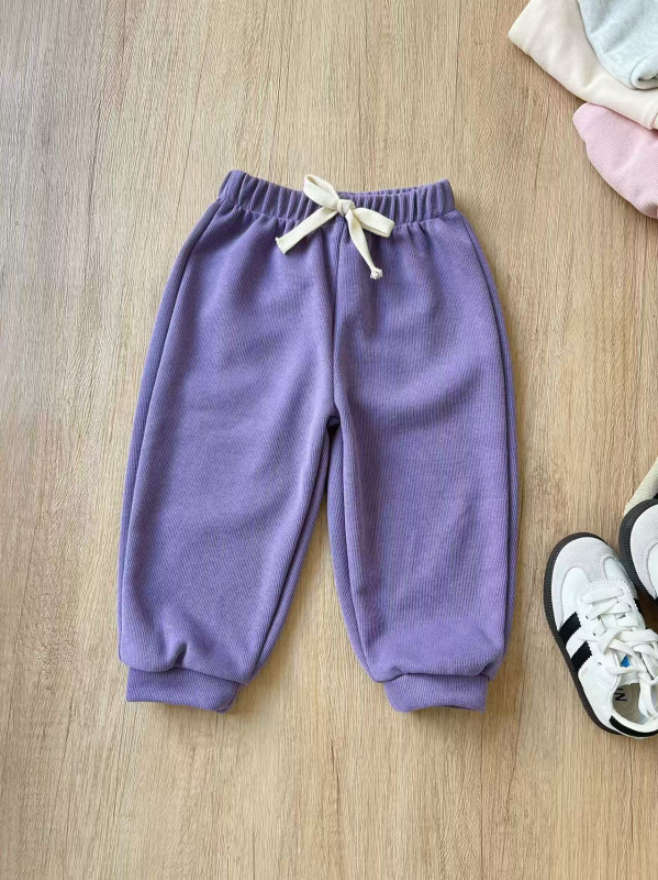 Vaikų medvilninės ilgos kelnės su švelniu plovimu – unisex, švelni apdaila, vidutinio pločio juosta su elastiku, 85% medvilnė