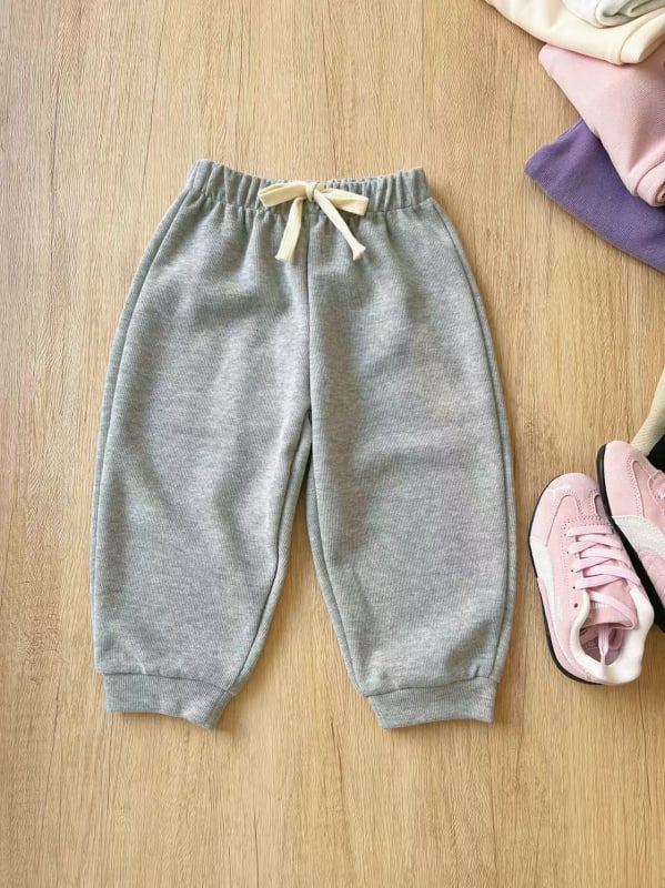 Vaikų medvilninės ilgos kelnės su švelniu plovimu – unisex, švelni apdaila, vidutinio pločio juosta su elastiku, 85% medvilnė