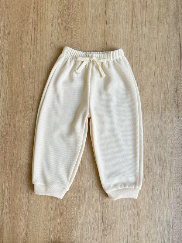 Vaikų medvilninės ilgos kelnės su švelniu plovimu – unisex, švelni apdaila, vidutinio pločio juosta su elastiku, 85% medvilnė