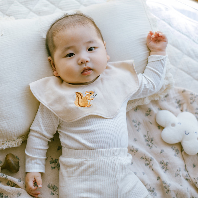 Baby bib s 360° rotacijom, vodootporan materijal od pamuka preko 95%, crtani uzorak, za dob 0–3 godine