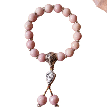 Rokassprādze palātas stilā ar keramikas pērļām un teksta burtiem, rokām austā