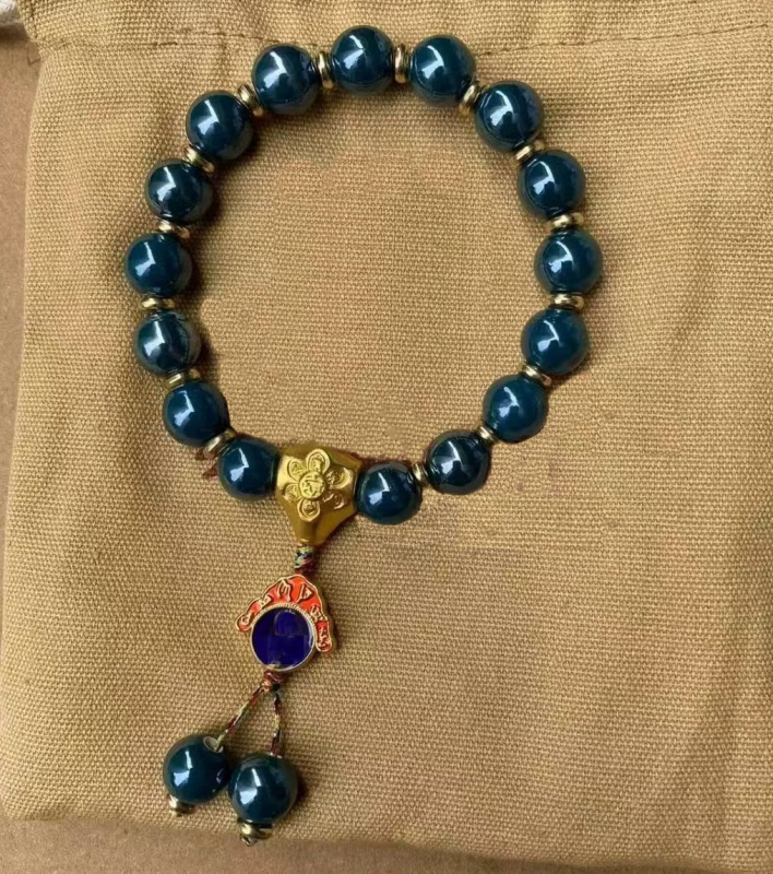 Rokassprādze palātas stilā ar keramikas pērļām un teksta burtiem, rokām austā