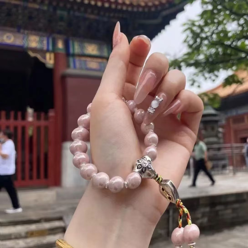 Rokassprādze palātas stilā ar keramikas pērļām un teksta burtiem, rokām austā