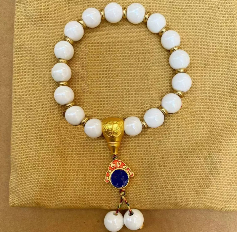 Rokassprādze palātas stilā ar keramikas pērļām un teksta burtiem, rokām austā