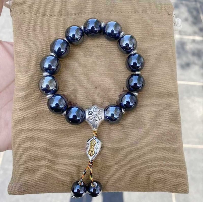 Rokassprādze palātas stilā ar keramikas pērļām un teksta burtiem, rokām austā