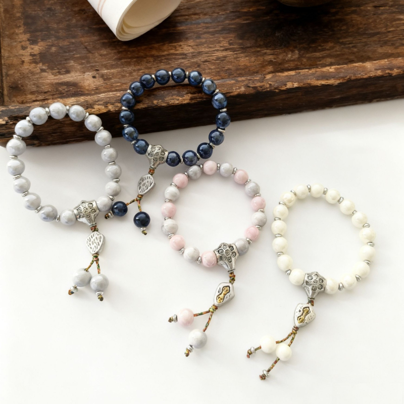 Rokassprādze palātas stilā ar keramikas pērļām un teksta burtiem, rokām austā