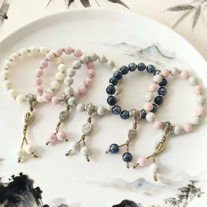 Rokassprādze palātas stilā ar keramikas pērļām un teksta burtiem, rokām austā