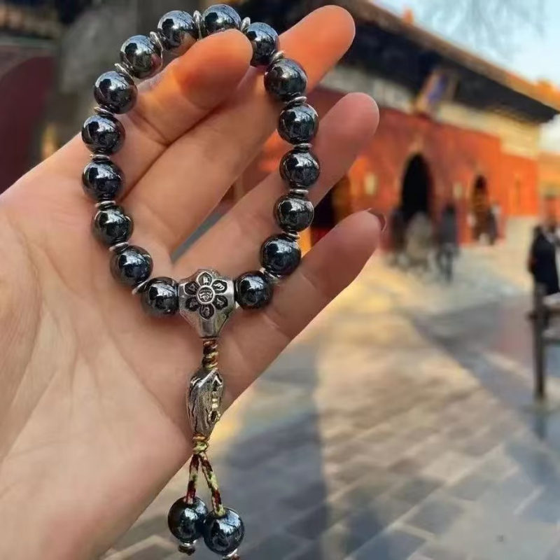 Rokassprādze palātas stilā ar keramikas pērļām un teksta burtiem, rokām austā