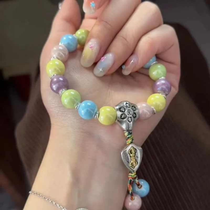 Rokassprādze palātas stilā ar keramikas pērļām un teksta burtiem, rokām austā