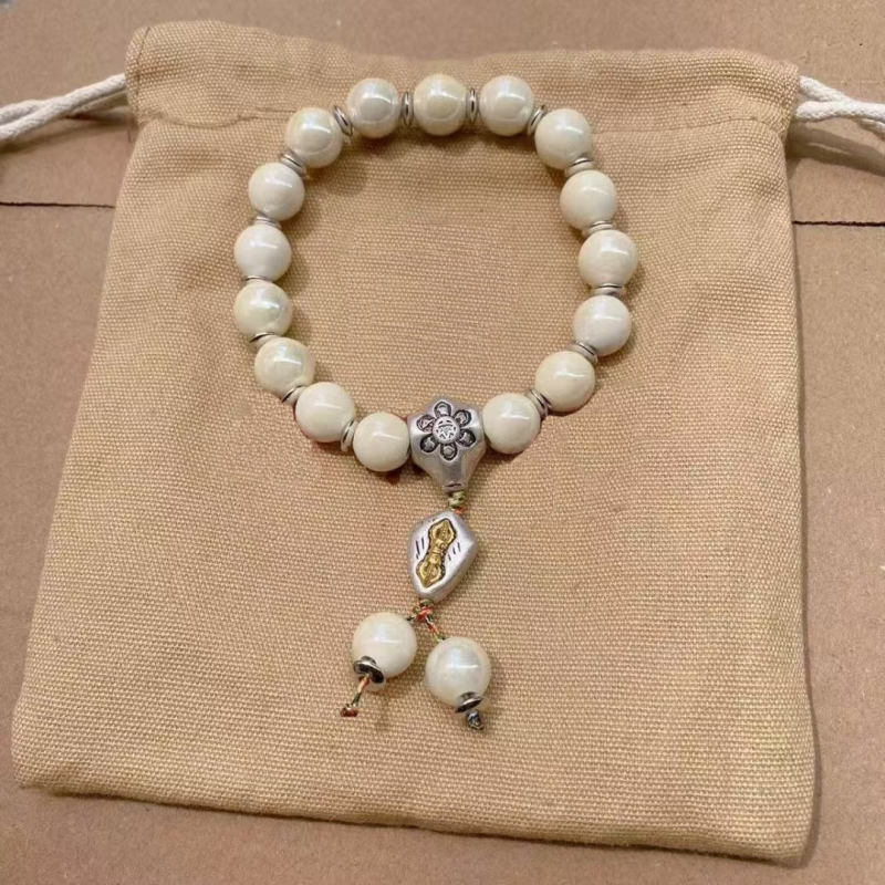 Rokassprādze palātas stilā ar keramikas pērļām un teksta burtiem, rokām austā