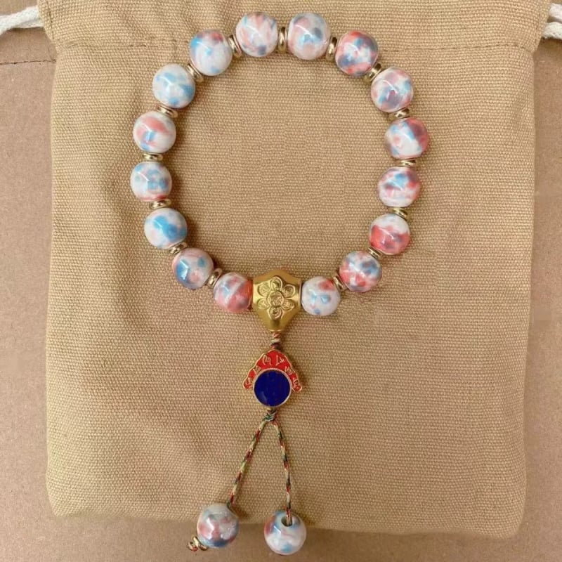 Rokassprādze palātas stilā ar keramikas pērļām un teksta burtiem, rokām austā