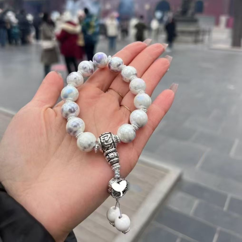 Rokassprādze palātas stilā ar keramikas pērļām un teksta burtiem, rokām austā