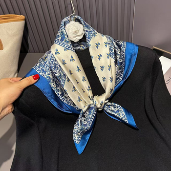 Poliészter szatén felületű négyzet alakú sál, virágminta, őszi szezon