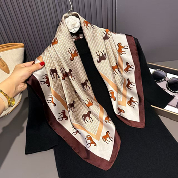 Poliészter szatén felületű négyzet alakú sál, virágminta, őszi szezon