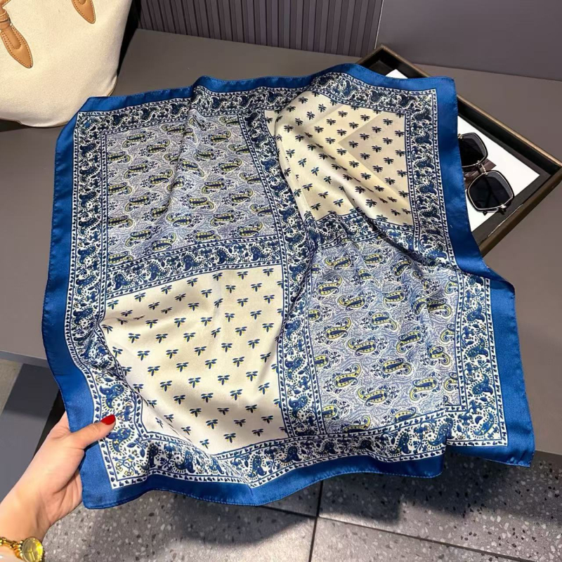 Poliészter szatén felületű négyzet alakú sál, virágminta, őszi szezon