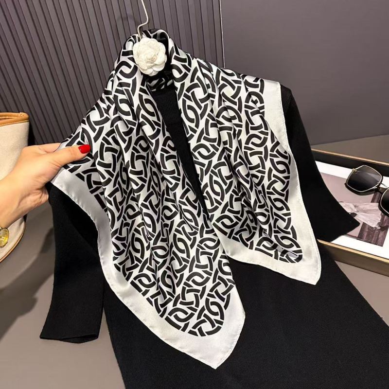 Poliészter szatén felületű négyzet alakú sál, virágminta, őszi szezon