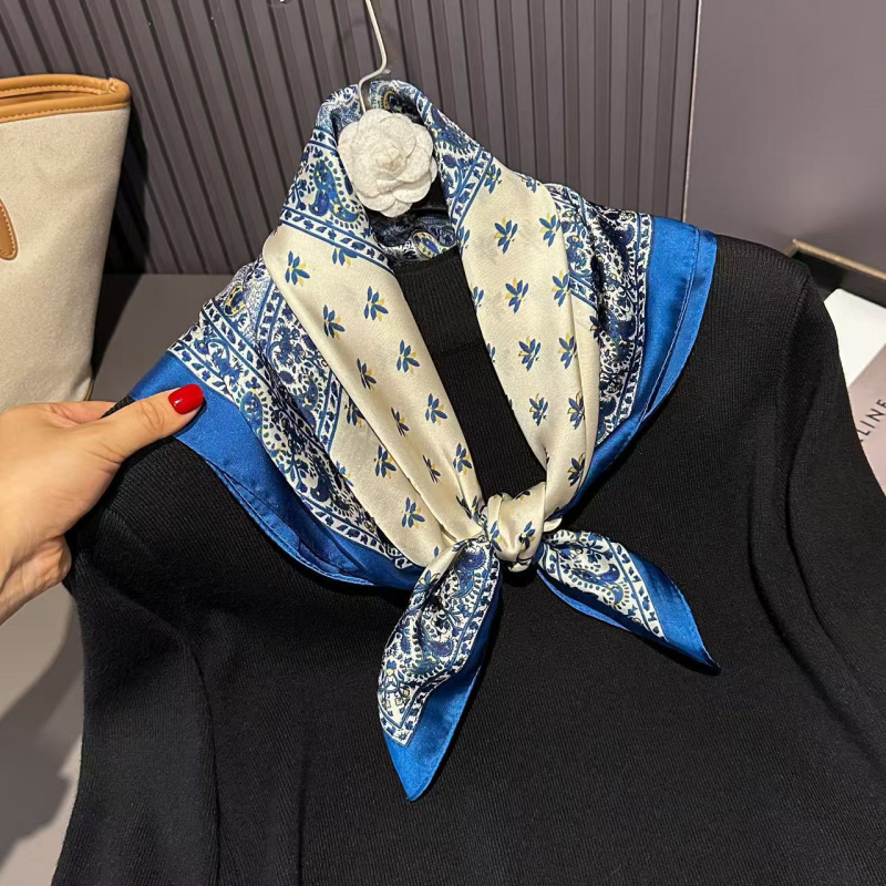 Poliészter szatén felületű négyzet alakú sál, virágminta, őszi szezon