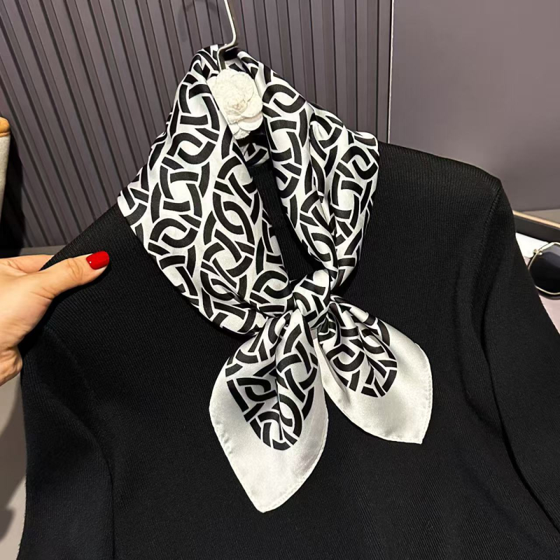 Poliészter szatén felületű négyzet alakú sál, virágminta, őszi szezon