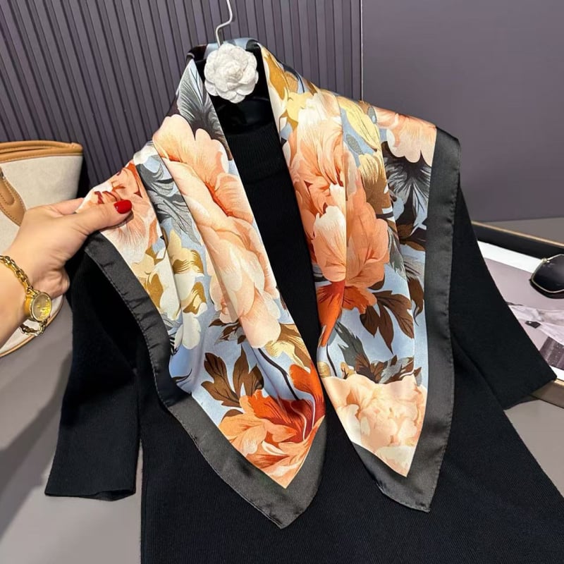 Poliészter szatén felületű négyzet alakú sál, virágminta, őszi szezon