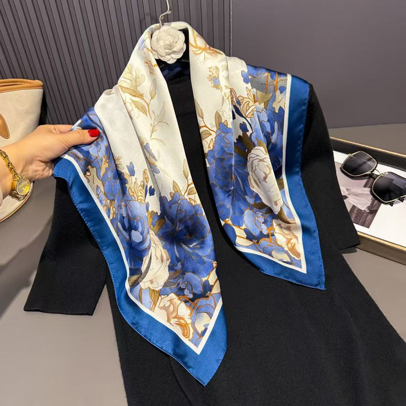 Poliészter szatén felületű négyzet alakú sál, virágminta, őszi szezon