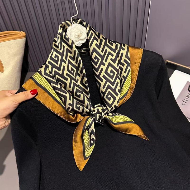 Poliészter szatén felületű négyzet alakú sál, virágminta, őszi szezon