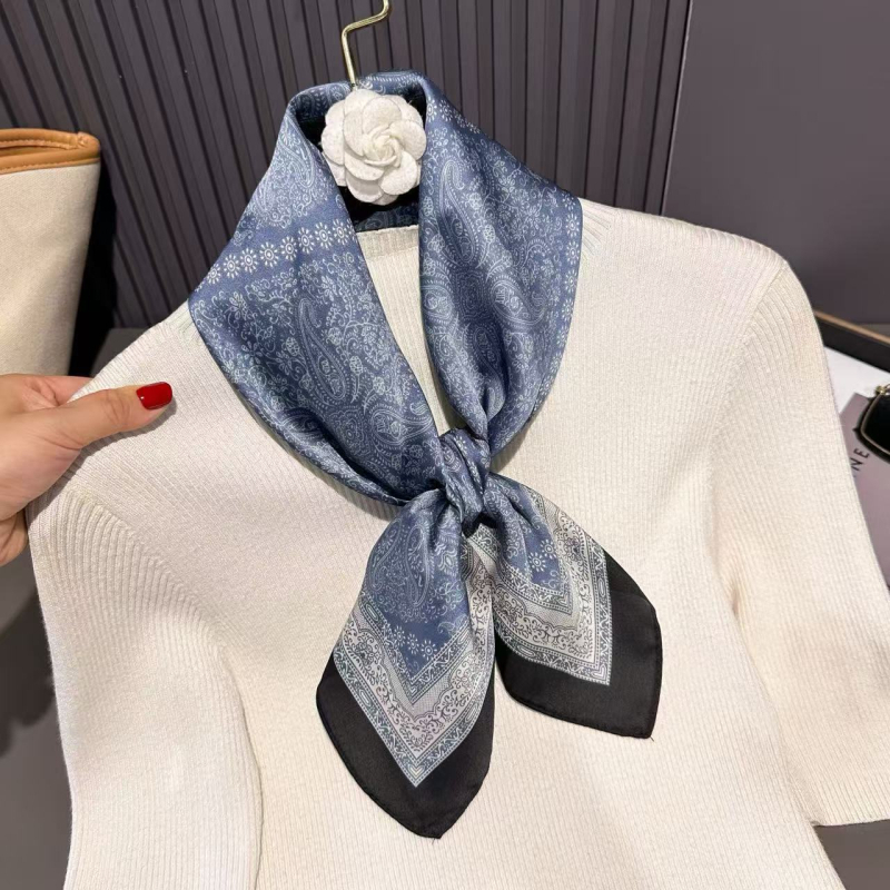 Poliészter szatén felületű négyzet alakú sál, virágminta, őszi szezon