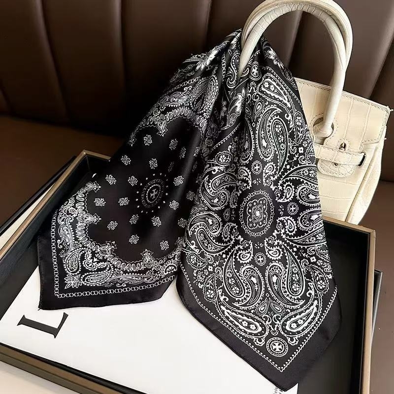 Poliészter szatén felületű négyzet alakú sál, virágminta, őszi szezon